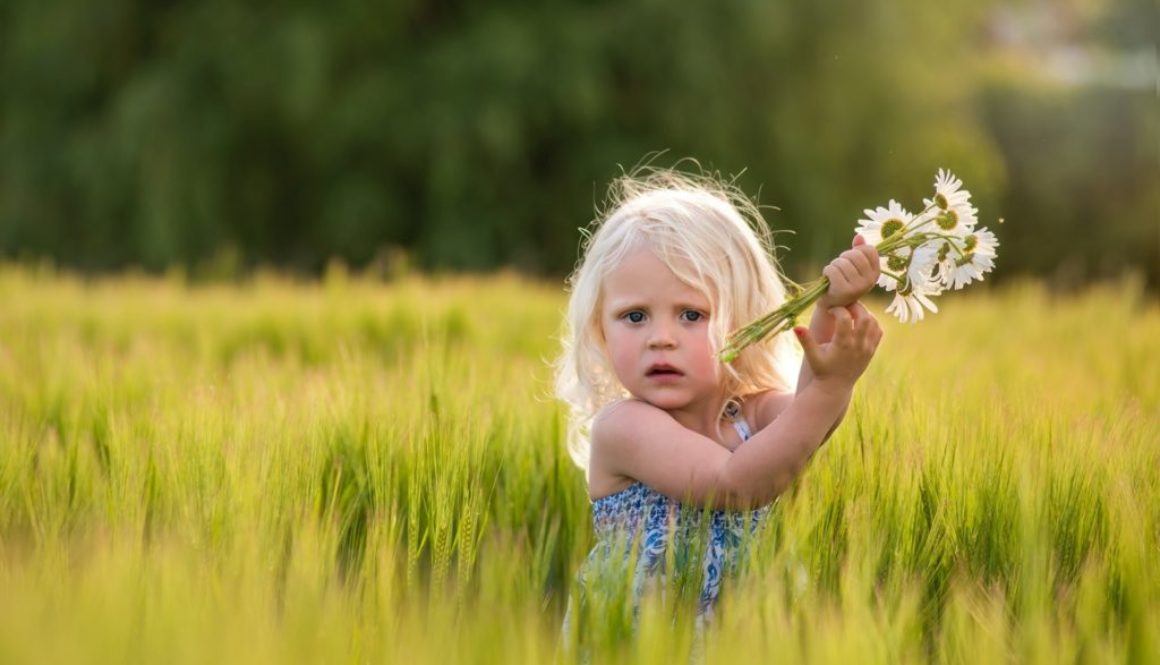 Cute-girl-in-wheat-field-daisies-flowers_1920x1200